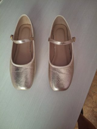 Zapatos niña dorados, puestos una vez
