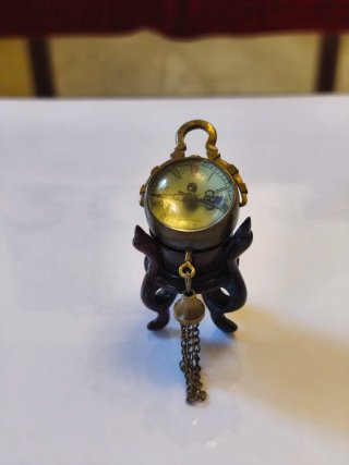 Reloj de cuerda miniatura antiguo en peana madera