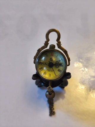 Reloj de cuerda miniatura antiguo en peana madera