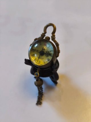 Reloj de cuerda miniatura antiguo en peana madera