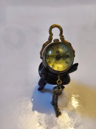 Reloj de cuerda miniatura antiguo en peana madera