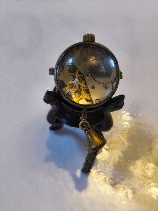 Reloj de cuerda miniatura antiguo en peana madera