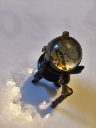 Reloj de cuerda miniatura antiguo en peana madera