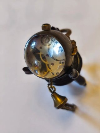 Reloj de cuerda miniatura antiguo en peana madera