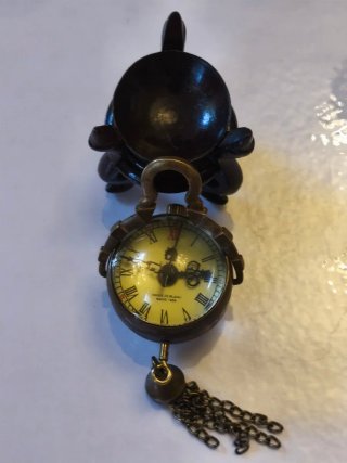 Reloj de cuerda miniatura antiguo en peana madera