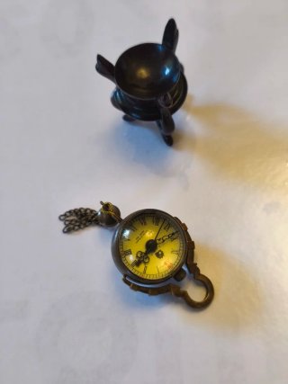 Reloj de cuerda miniatura antiguo en peana madera