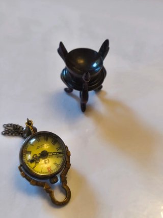 Reloj de cuerda miniatura antiguo en peana madera