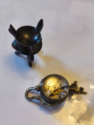 Reloj de cuerda miniatura antiguo en peana madera