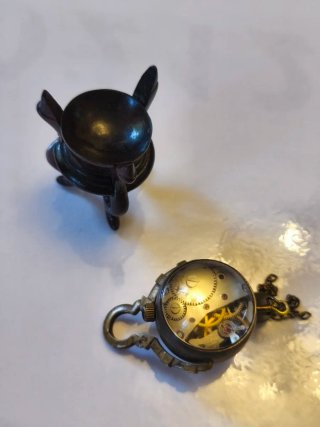 Reloj de cuerda miniatura antiguo en peana madera
