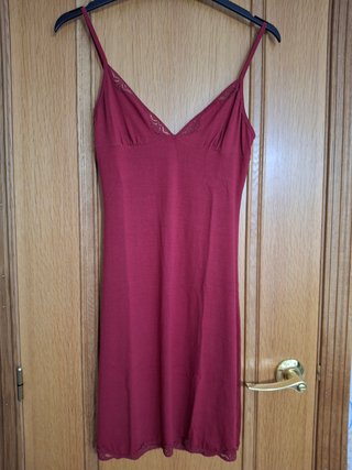 Camisón mujer tirantes. Oysho. Talla S. Granate.