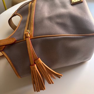 Bolso Dooney & Bourke Gris y Dorado