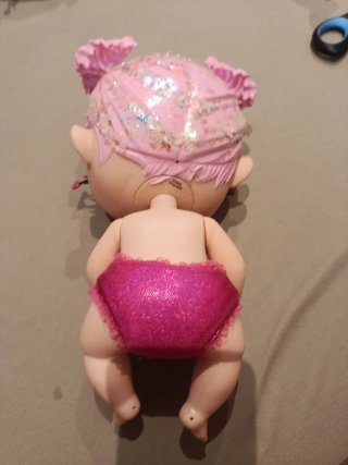 Muñeca pelo rosa con pañal brillante