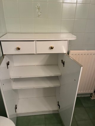 Mueble de baño blanco con detalles dorados