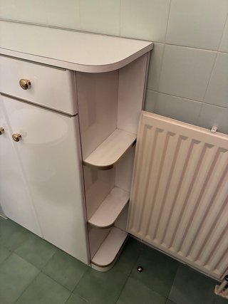 Mueble de baño blanco con detalles dorados