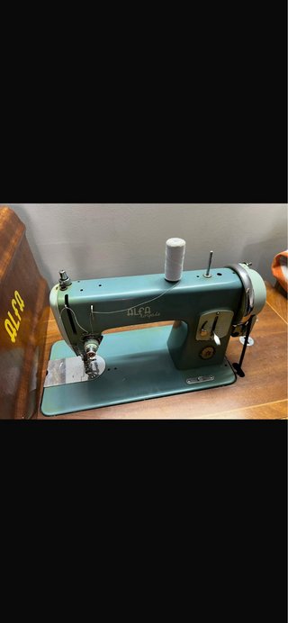 Máquina de coser Alfa antigua de pedal