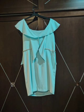 Vestido corto con volantes y flores