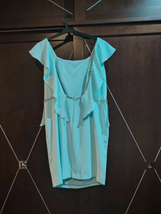 Vestido corto con volantes y flores