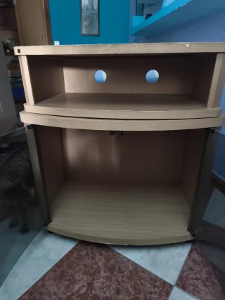 Mueble TV curvo con ruedas (urge venta por mudanza