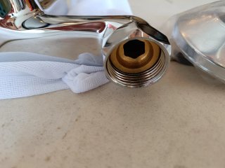 Rubinetto miscelatore per vasca in metallo