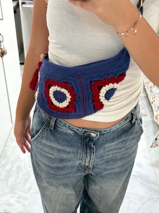 Bolso riñonera crochet azul y rojo
