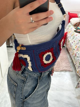Bolso riñonera crochet azul y rojo