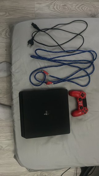 PS4 (PlayStation 4) Negra + Mando Rojo