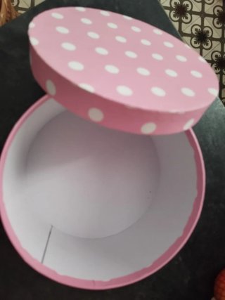 Caja redonda de cartón con lunares