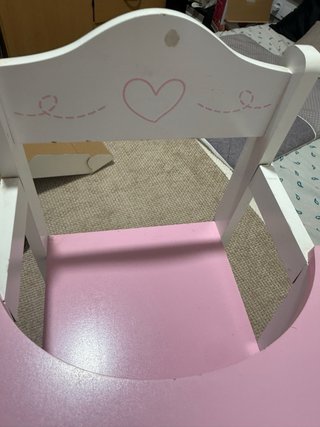 Trona de juguete rosa y blanca