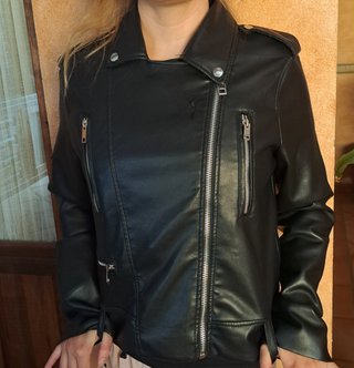 Chaqueta cuero sintético negra