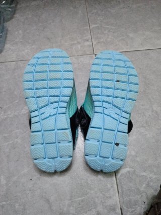 Pantuflas futuristas sin marca