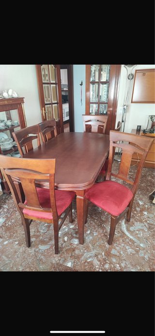 Mesa de comedor de madera con 6 sillas