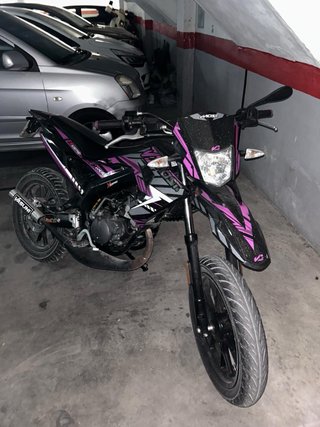 Derbi Senda Negra y Morada