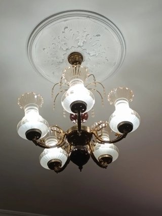 Lámpara de techo dorada y cristal