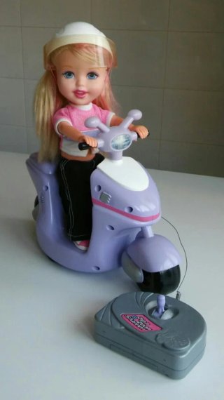Muñeca Samantha con Moto y Mando