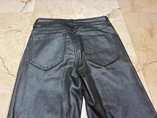 Pantalón flare brillo negro campana