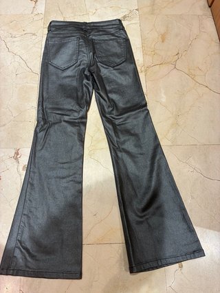 Pantalón flare brillo negro campana