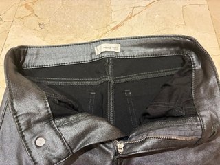 Pantalón flare brillo negro campana
