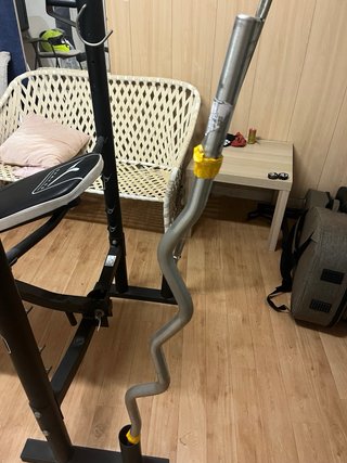 Banco de gimnasio multiusos con accesorios