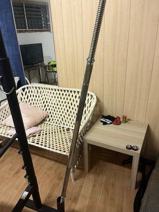 Banco de gimnasio multiusos con accesorios