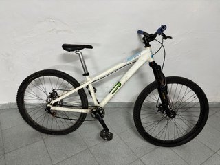 Bicicleta Dirt Jump Blanca