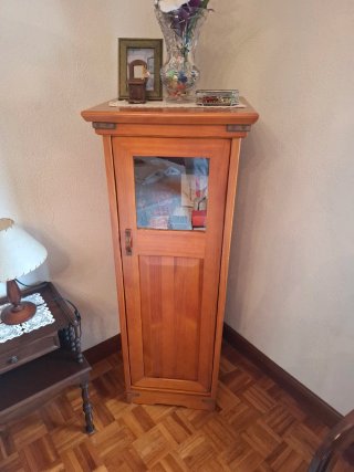 Mueble de madera con vitrina