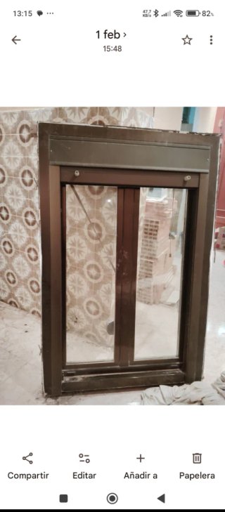 Ventana con persiana y mosquitera