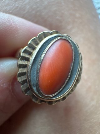 Anillo oro y coral ovalado