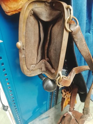 Monederos antiguos de cuero