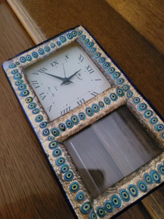 Orologio da tavolo con cornice decorata