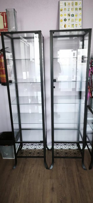 Estanterías de cristal y metal