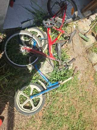 Bicicleta BMX Roja y Azul son 2.