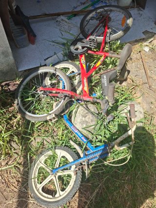 Bicicleta BMX Roja y Azul son 2.