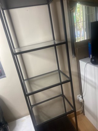 Estantería metálica con baldas de cristal