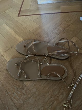 Sandalias Stradivarius Beige y Doradas